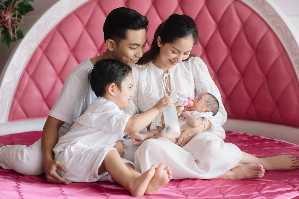 Nhã Phương tự tin khoe dáng với bikini; Hoài Linh diện bà ba “đi khắp thế gian” - 14 Khánh Thi - Phan Hiển hạnh phúc gia đình nhỏ bên hai con. Nữ vũ công chia sẻ: Tấm hình đầu tiên gia đình 4 thành viên sum vầy tại nhà. Kỷ niệm đẹp sau này cho Kubi và Anna.