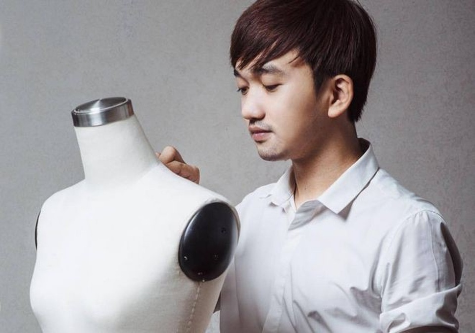 Trong khi đó, Lê Ngọc Lâm - chiến binh trẻ tài năng sinh năm 1990 của thời trang Việt mang đến cho Hành trình thời trang nhiều bất ngờ. Bộ sưu tập Bức thư tình trên mây của chàng thiết kế điển trai lấy ý tưởng về nỗi nhớ nhung của chàng trai, ngày qua ngày ngồi ngắm mây để nghĩ về người mình yêu.