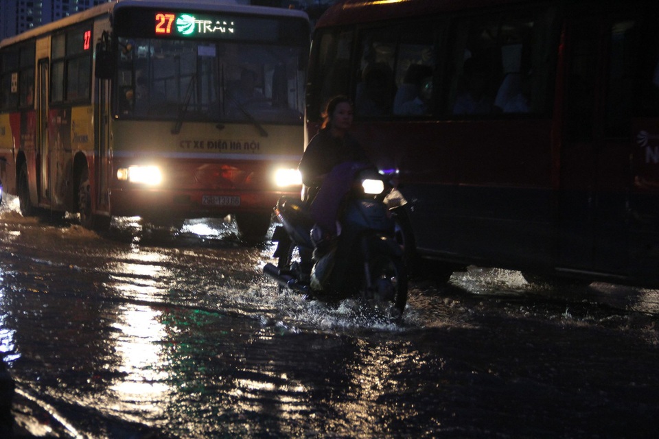 Người Hà Nội bì bõm trên phố-sông sau trận mưa rào - 9