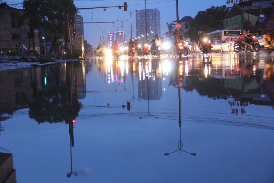 Người Hà Nội bì bõm trên phố-sông sau trận mưa rào - 8