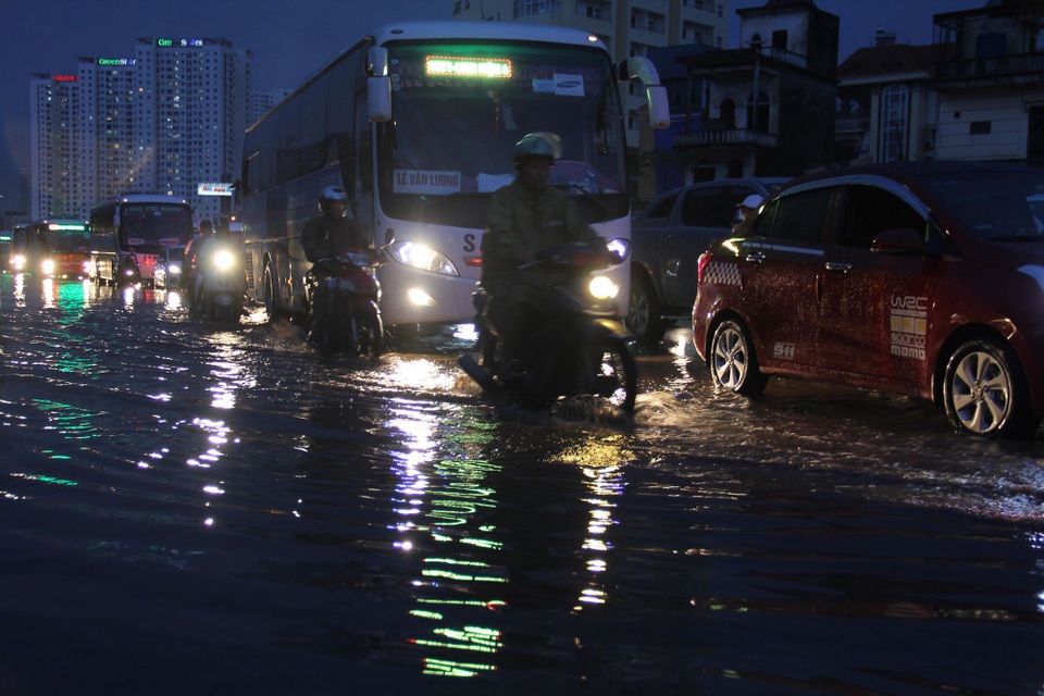 Đường Phạm Văn Đồng lúc 18h15.