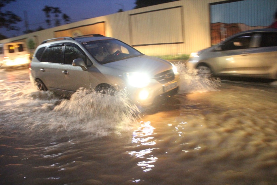Người Hà Nội bì bõm trên phố-sông sau trận mưa rào - 5