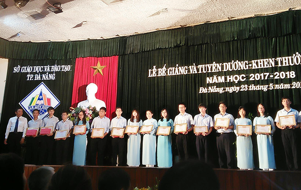 Học sinh giải Nhì Quốc gia 2018 tuyển thẳng vào ĐH Duy Tân - 2
Sin Uyên (đứng thứ 5 từ trái sang) nhận Bằng khen của trường THPT Chuyên Lê Quý Đôn trao cho các học sinh đoạt giải trong Kỳ thi Học sinh giỏi cấp Quốc gia