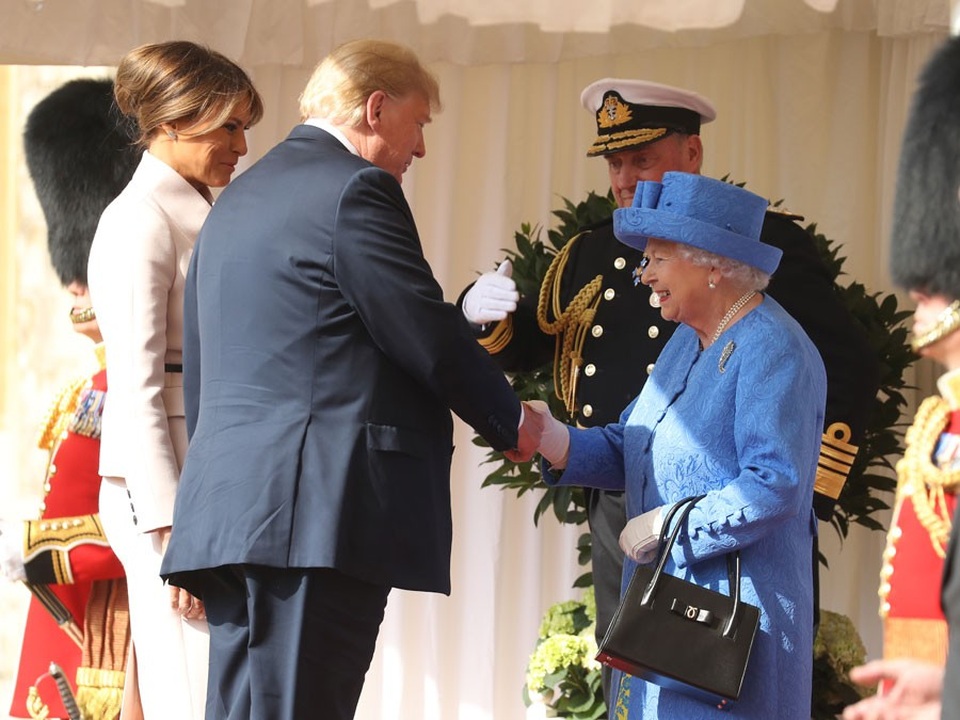 Tổng thống Trump khiến Nữ hoàng Anh phải chờ - 2
Tổng thống Trump dường như bỏ qua nghi thức cúi đầu hoặc khom mình khi chào hỏi Nữ hoàng Anh. (Ảnh: Reuters)