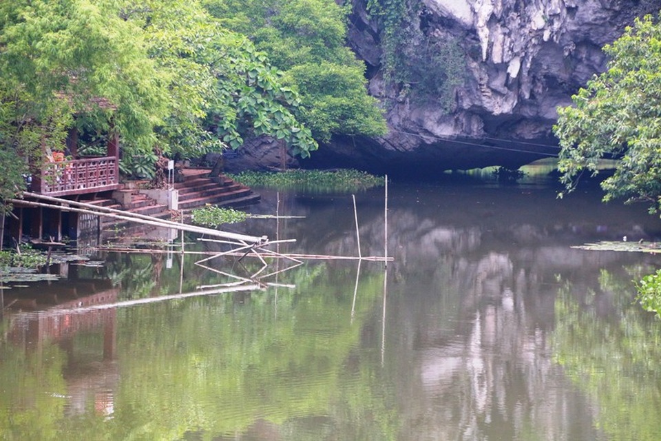 Vùng lõi di sản Tràng An bị công trình “khủng” xâm hại giờ ra sao? - 9
Bến thuyền hang Luồn (di tích thời vua Đinh) nhếch nhác.
