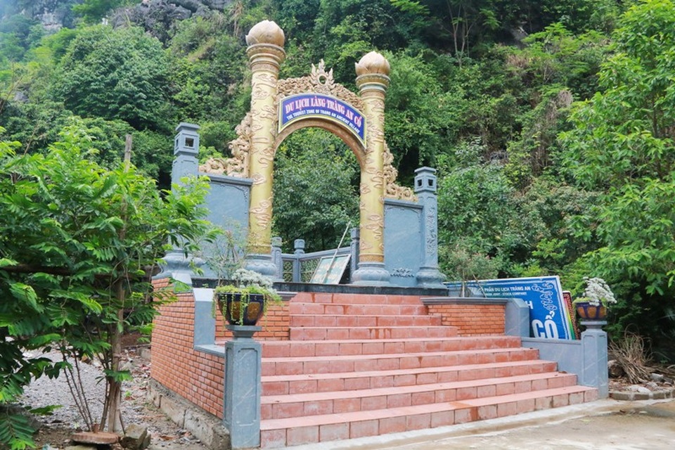 Vùng lõi di sản Tràng An bị công trình “khủng” xâm hại giờ ra sao? - 2 Toàn bộ công trình khủng xâm hại di sản đã bị đập bỏ, riêng chiếc cổng tại đường lên núi vẫn chưa bị tháo dỡ.