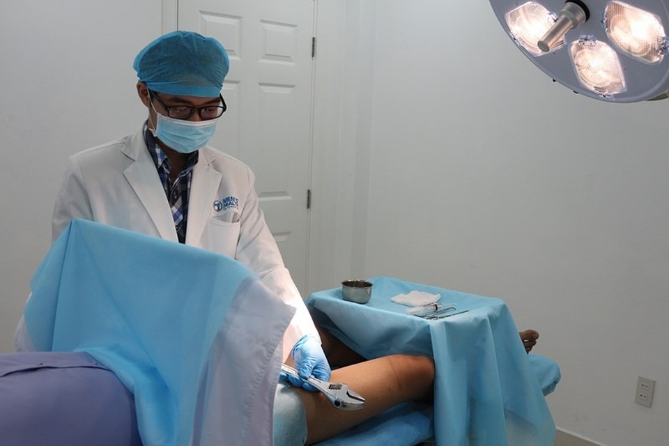 Sốc: Nhập viện cấp cứu vì thủ dâm bằng... mỏ lết - 1 Nam thanh niên nhập viện vì thủ dâm bằng mỏ lết