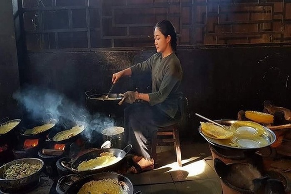 Cô gái Việt "gây sốt" với những video giới thiệu văn hóa ẩm thực đẹp như phim điện ảnh - 2 Vương Anh tự tay đổ bánh xèo - món ăn đặc sản của vùng Đồng bằng sông Cửu Long
