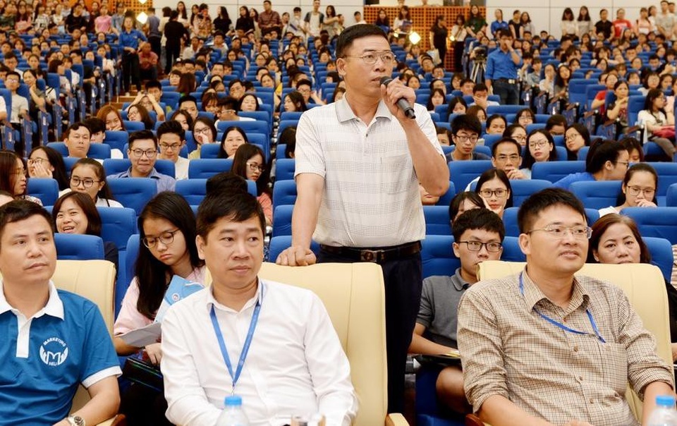 Điểm chuẩn đại học giảm, đừng dè chừng mà mất cơ hội - 2
Nhiều phụ huynh đặt câu hỏi về chỉ tiêu và điểm chuẩn dự kiến xét tuyển vào trường