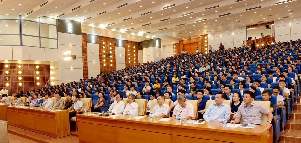 Điểm chuẩn đại học giảm, đừng dè chừng mà mất cơ hội - 3
Toàn cảnh ngày hội tư vấn hướng nghiệp 2018