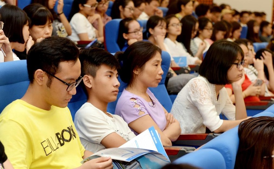 Điểm chuẩn đại học giảm, đừng dè chừng mà mất cơ hội - 4
Thí sinh và phụ huynh chăm chú nghe tư vấn từ phía Nhà trường