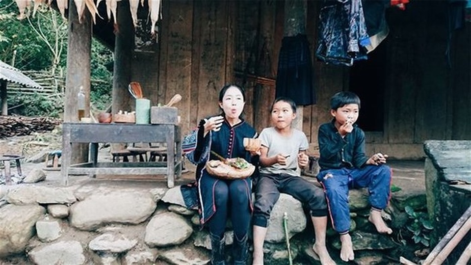 Cô gái Việt "gây sốt" với những video giới thiệu văn hóa ẩm thực đẹp như phim điện ảnh - 6 Vương Anh chia sẻ món ăn mình tự chế biến với 2 em nhỏ địa phương