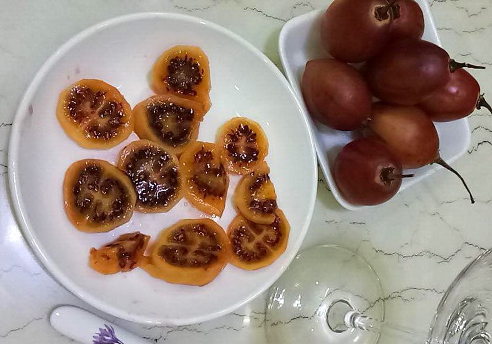 
Khách mua về thường cắt lát ăn sống, làm salad. Khi ăn sẽ cảm nhận được mùi chanh leo, dứa và dâu tây kết hợp cực kỳ đặc biệt.
