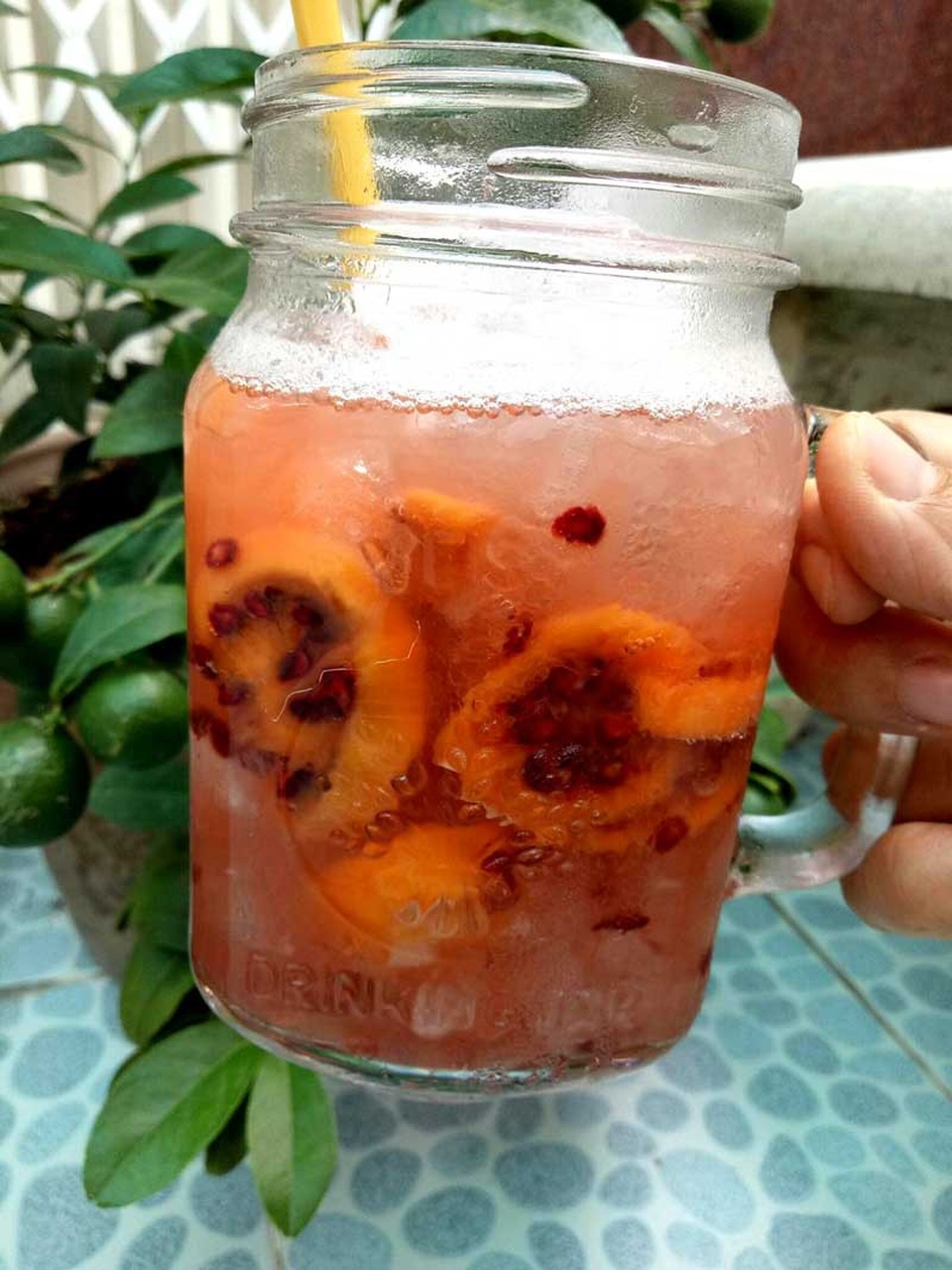 
Nắng nóng thì có thể gọt vỏ cắt lát rồi dầm với đá và đường làm món giải nhiệt.
