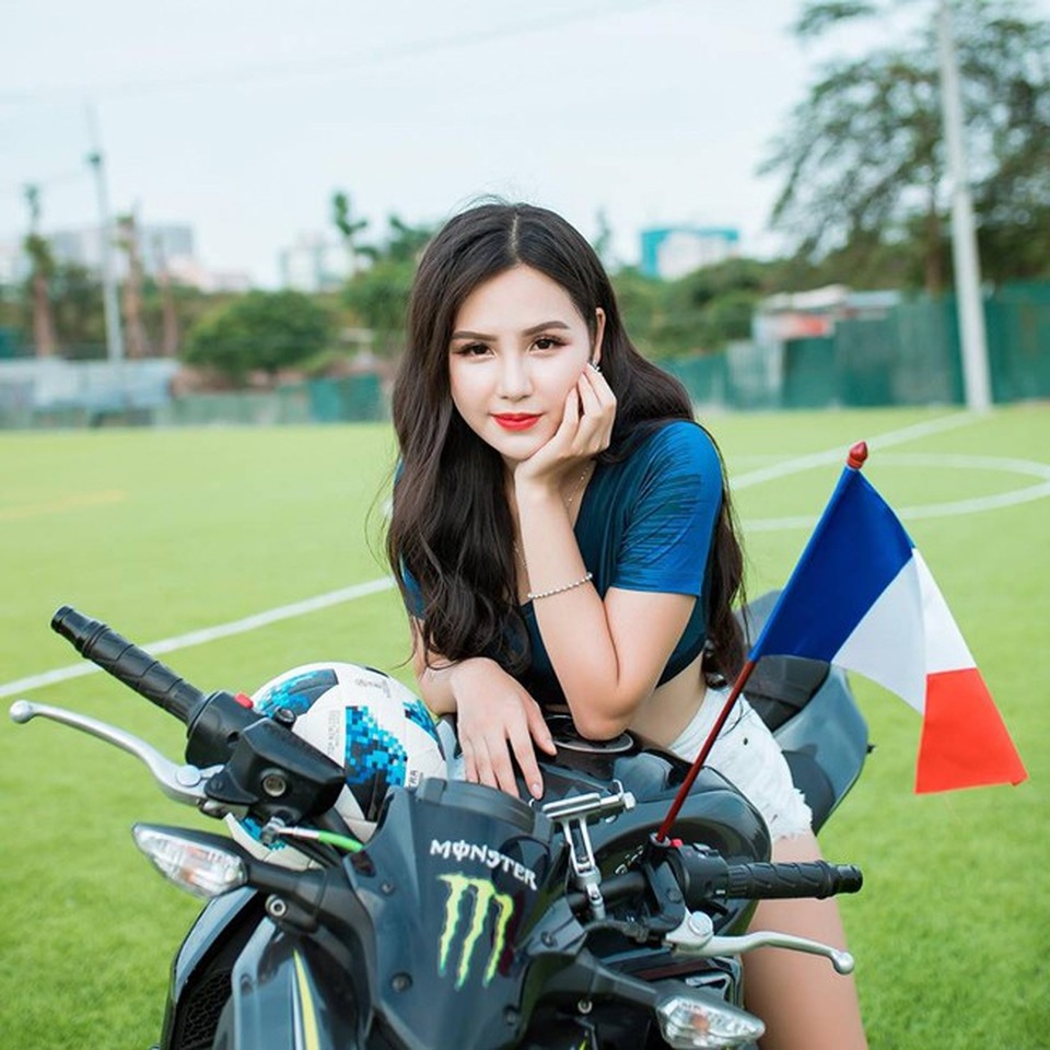Hết mình cùng Pháp-Croatia suốt World Cup là 2 cô gái bốc lửa này! - 10
Lượt theo dõi Facebook tăng lên chóng mặt kể từ khi góp mặt vào dàn 32 hot girl cổ vũ World Cup.