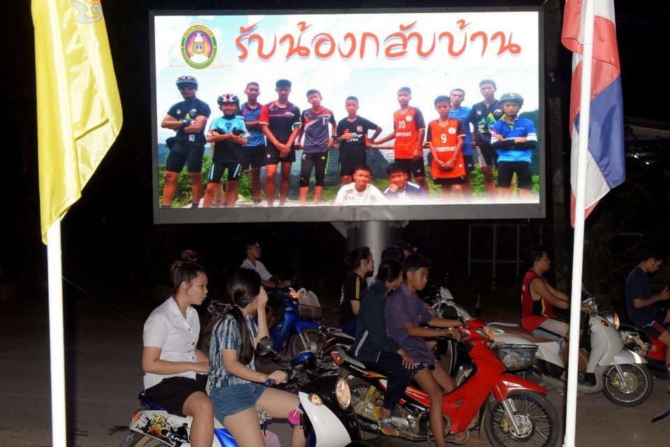 Sự nổi tiếng và “bẫy truyền thông” đối với đội bóng nhí Thái Lan - 1 Biển quảng cáo có hình đội bóng Lợn Rừng tại Thái Lan (Ảnh: AFP)
