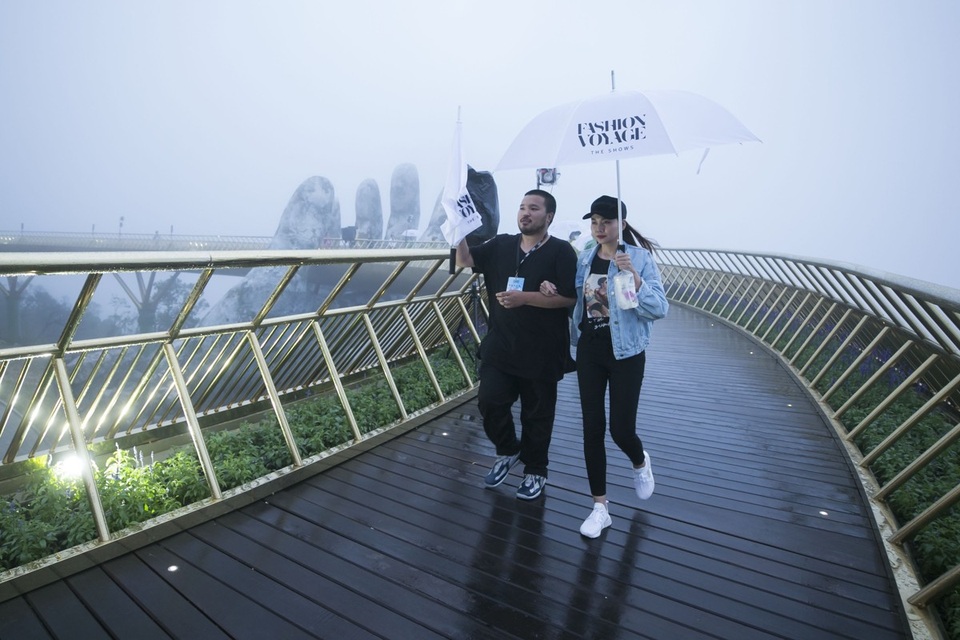 Nhân tố bí ẩn mang đến sự mới mẻ trong chuyến hành trình đầy cảm xúc là sự góp mặt nhà thiết kế gốc Việt đến từ Anh Quốc - A Sai Ta. Mang trong mình hai dòng máu Việt Nam - Hongkong, A Sai Ta sinh ra lớn lên và tạo dựng tên tuổi của mình tại London - một trong 4 kinh đô thời trang của thế giới.