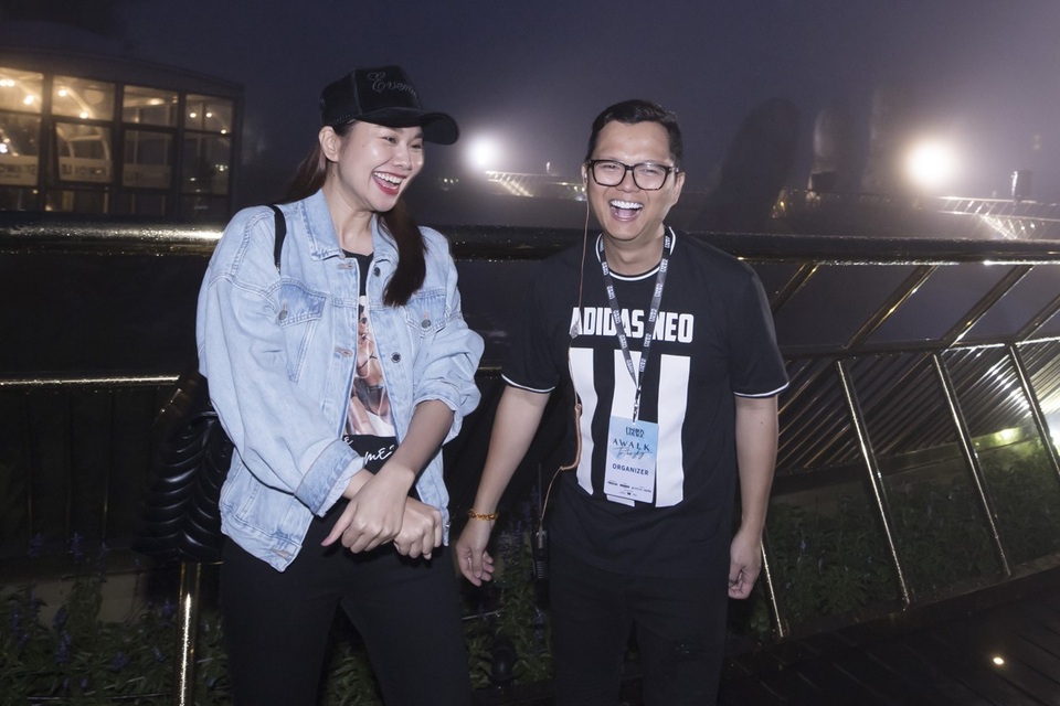 Thanh Hằng và Long Kan đã có nhiều năm làm việc với nhau trong nước và quốc tế. Có thời gian họ được xem như cặp đôi tri kỷ khi hình ảnh của Thanh Hằng được Long Kan chăm chút tỉ mỉ và đồng loạt xuất hiện trên các tạp chí thời trang và quảng cáo. Không những thế giữa họ còn có một tình bạn đẹp hơn 14 năm từ những ngày đầu khởi nghiệp. Chính vì vậy, có thể nói đây là khoảnh khắc “đồng cam cộng khổ” cùng nhau khi có chuyến hành trình đặc biệt “ dạo bước trên mây”.