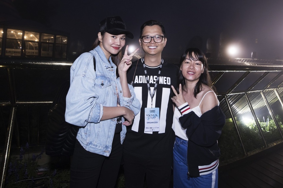 Trước giờ “khởi hành” Dạo bước trên mây, dưới sự dẫn dắt chỉ đạo của đạo diễn Long Kan, siêu mẫu Thanh Hằng cùng dàn người mẫu của chương trình tập luyện và duyệt chương trình.