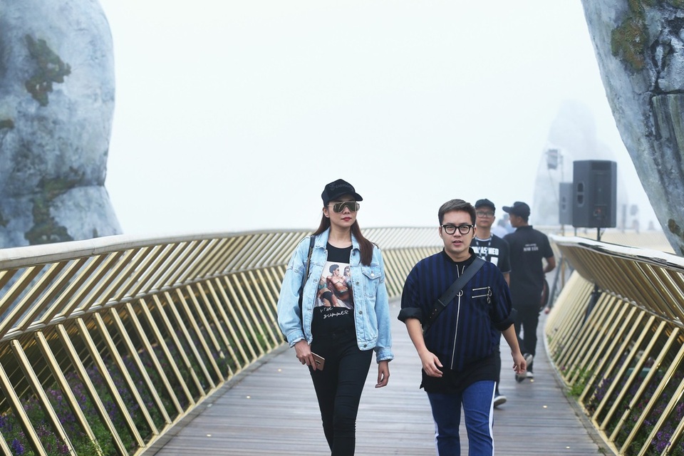 NTK Chung Thanh Phong (bên phải) sẽ mang đến BST Nàng mây. Thanh xuân cũng như mây trời, hãy sống và yêu hết mình để thanh xuân rực rỡ nhất là thông điệp BST được nhà thiết kế Chung Thanh Phong ấp ủ và thực hiện dành riêng cho chương trình Dạo bước trên mây.