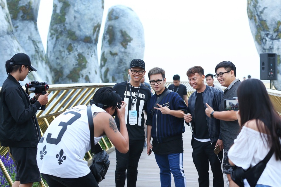 Được biết, chuyến tàu của những giấc mơ sẽ khởi hành tại cầu Vàng, xuyên mây mang 3 nhà thiết kế (NTK) Việt Nam: Lê Thanh Hoà, Chung Thanh Phong, Lê Ngọc Lâm và chào đón nhà thiết kế A Sai Ta đến từ Anh quốc. Bên cạnh đó, chương trình còn có sự tham dự của hơn 50 hoa hậu, người mẫu chuyên nghiệp, 200 khách mời nổi tiếng.