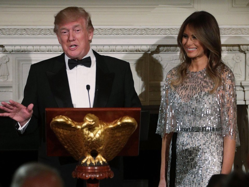 Bộ sưu tập máy bay, siêu xe của gia đình Tổng thống Trump - 4 Bà Melania Trump trong bộ váy trị giá gần 8.000 USD. (Ảnh: Reuters)