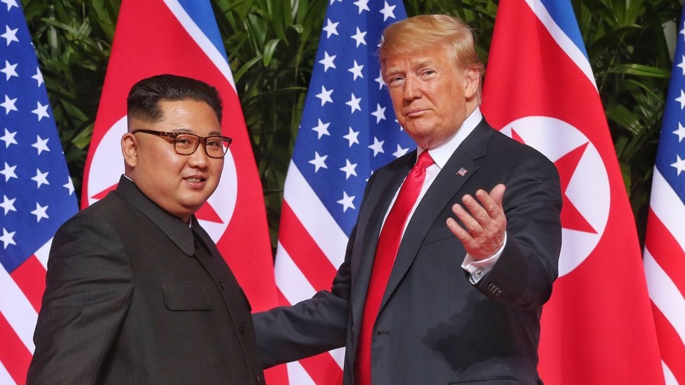 Ông Trump: “Nồng ấm với Kim Jong-un, không cần tốn tiền tập trận với Hàn Quốc” - 1 Tổng thống Donald Trump và nhà lãnh đạo Kim Jong-ung gặp nhau tại Singapore (Ảnh: Reuters)