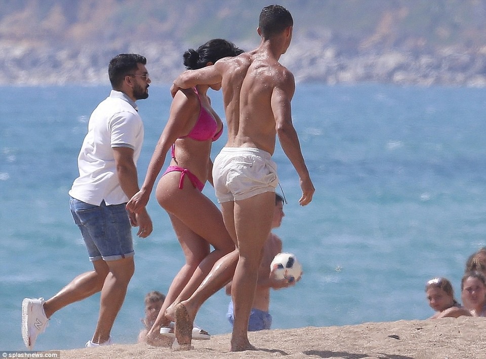 Ronaldo đẹp đôi bên bạn gái - 3
Cặp đôi tận hưởng kỳ nghỉ tại Hi Lạp sau khi Ronaldo trở về từ World Cup