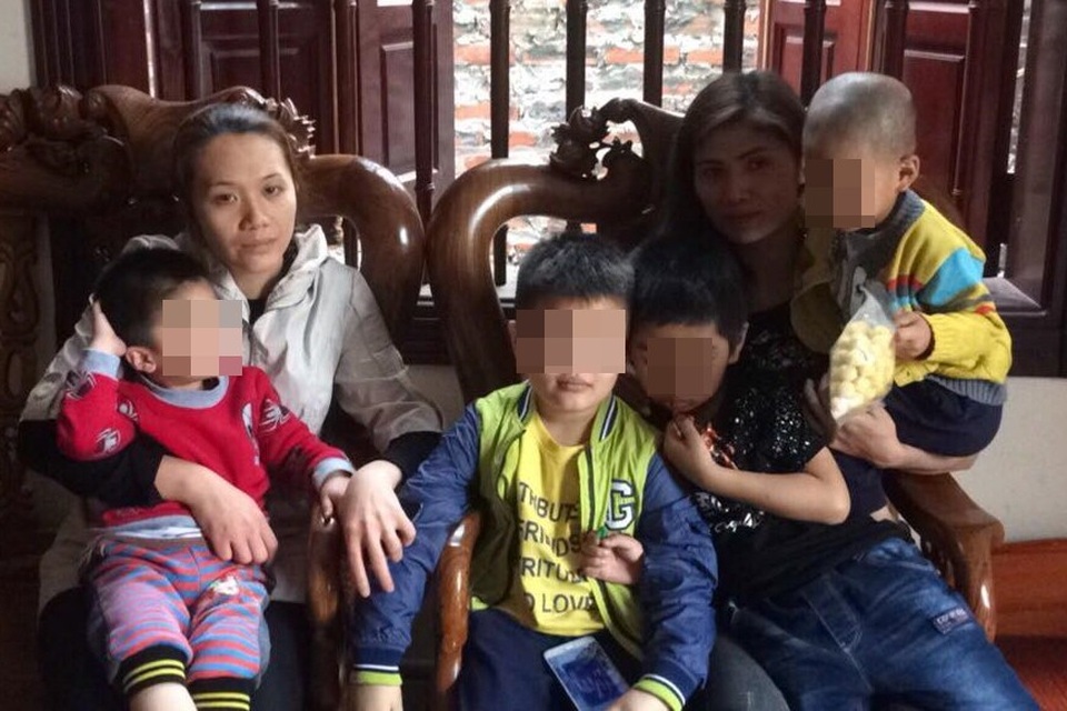Hai bé trao nhầm sẽ nhập học cùng trường, đoàn tụ gia đình mới - 1 Từ khi phát hiện ra sự nhầm lẫn, hai bên gia đình đã có nhiều lần gặp gỡ, đưa các bé đi chơi. Ảnh: NVCC
