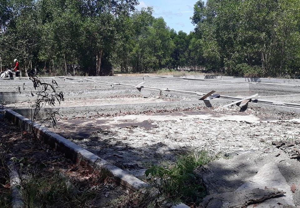 Bể xử lý nước thải cũng phát sinh mùi hôi rất khó chịu khiến người dân bức xúc.