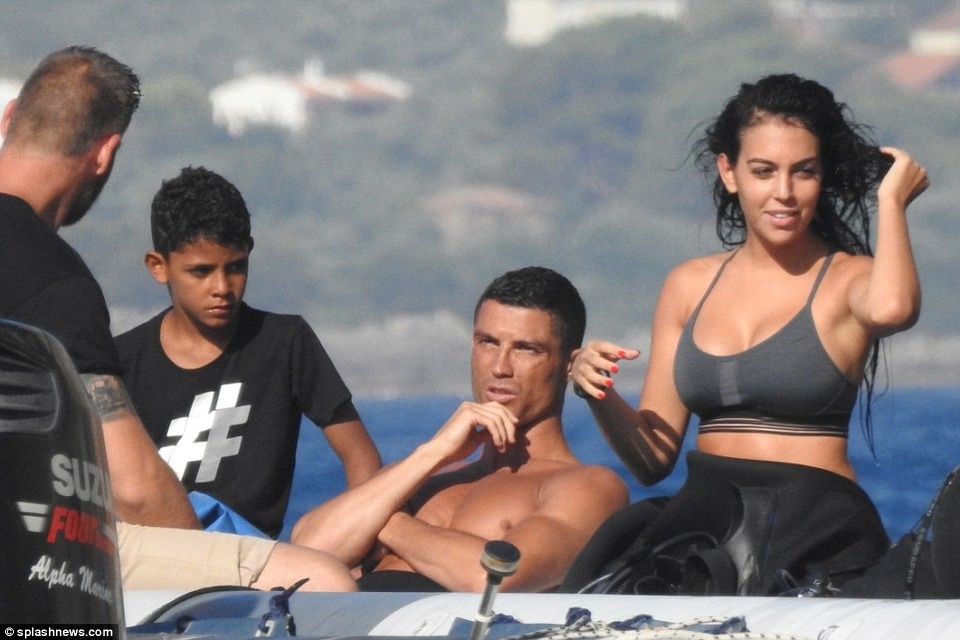 Ronaldo đẹp đôi bên bạn gái - 4
Georgina Rodriguez mới sinh con gái cách đây 8 tháng nhưng đã lấy lại dáng rất nhanh