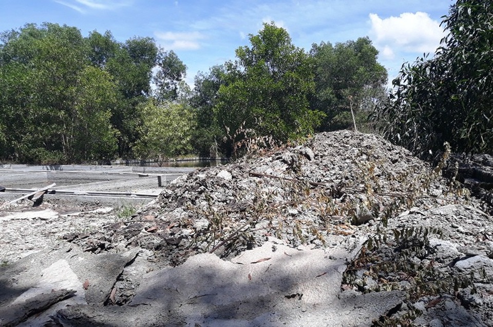 Bể xử lý nước thải ngoài trời gây mùi hôi ảnh hưởng đến cuộc sống người dân.