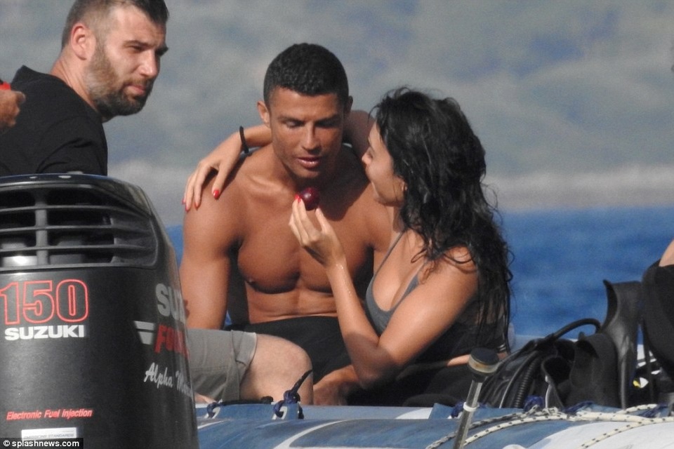 Ronaldo đẹp đôi bên bạn gái - 5
Nhiều nguồn tin đồn đại rằng danh thủ 33 tuổi đã cầu hôn bạn gái 24 tuổi
