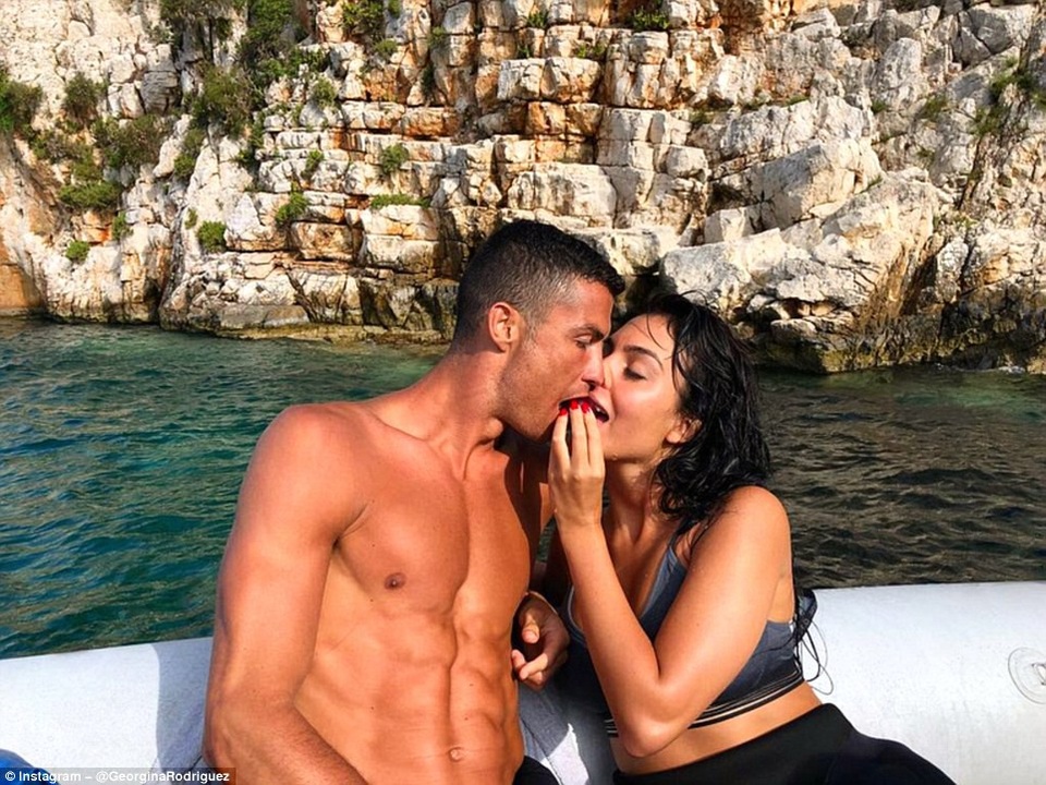 Ronaldo đẹp đôi bên bạn gái - 6
Georgina Rodriguez khoe ảnh ngọt ngào bên bạn trai giàu có trên trang cá nhân
