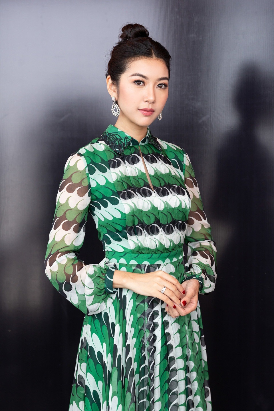 Á hậu Thuý Vân dịu dàng.