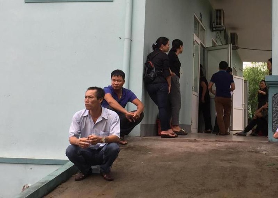 Người thân đau đớn ngồi chờ đưa thi thể sản phụ xấu số về quê