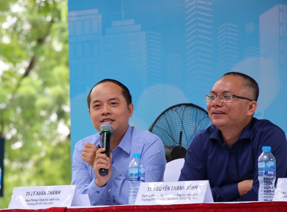 TS. Lê Xuân Thành, Trưởng phòng Công tác sinh viên, Trường ĐH Mỏ - Địa chất (trái).