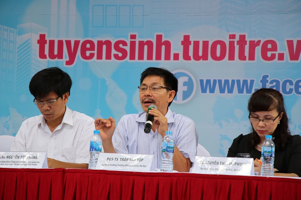 PGS.TS Trần Văn Tớp (Phó Hiệu trưởng ĐH Bách Khoa Hà Nội) tư vấn cho câu hỏi hack não của thí sinh.