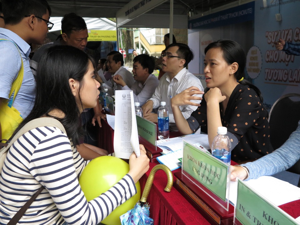 Xét tuyển ĐH 2018: Điểm thi thấp, thí sinh dự kiến thay đổi nguyện vọng ồ ạt - 2 Đông thí sinh đến gian hàng các trường đại học tìm hiểu cách đổi nguyện vọng