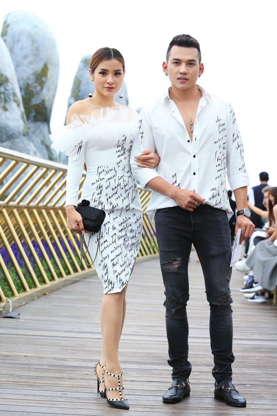 
Người đẹp Phương Trinh Jolie (trái) diện một thiết kế màu trắng lấy cảm hứng từ những đám mây của nhà thiết kế trẻ Lê Ngọc Lâm.
