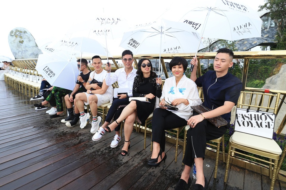 BTV Diễm Quỳnh (thứ 2 từ phải sang) cũng gây bất ngờ khi xuất hiện tại hàng ghế khán giả. Dù trời bất ngờ đổ mưa nhưng Diễm Quỳnh và các khán giả vẫn ủng hộ chương trình hết mình.