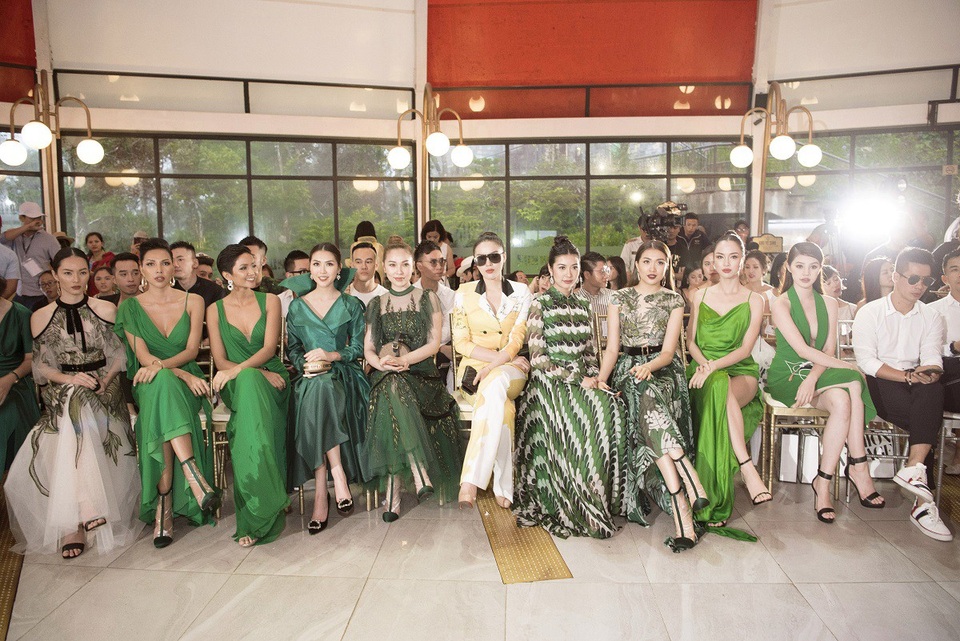 Hoa hậu Kỳ Duyên khác biệt hơn hẳn trong số các người đẹp với vest 3 màu trắng, vàng, đen.