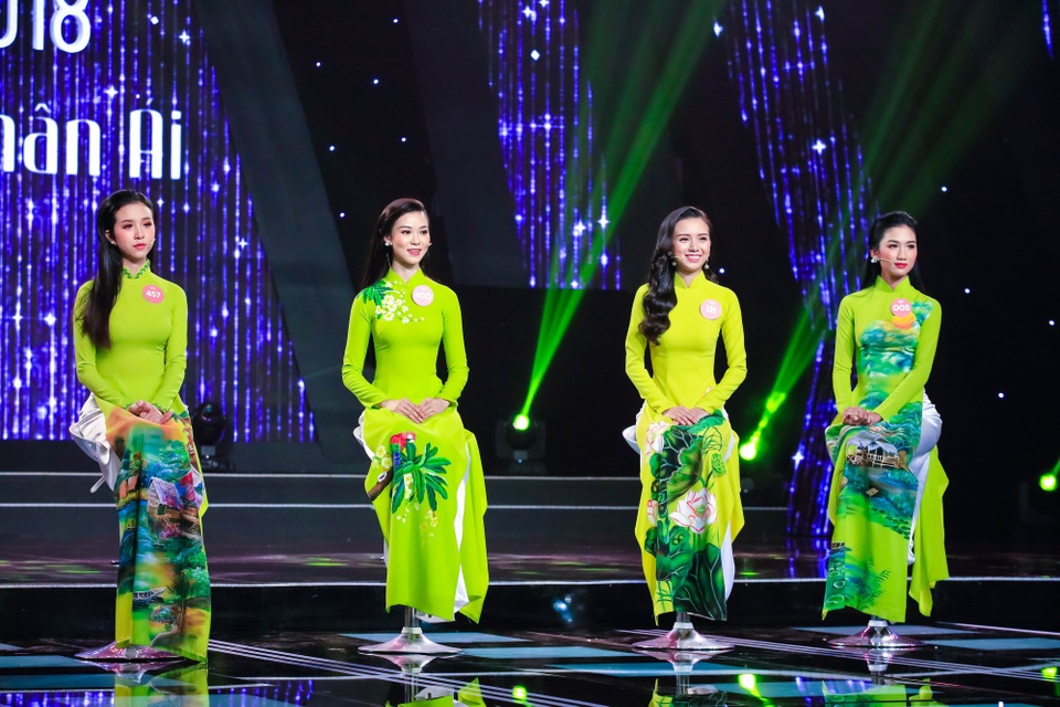 Trấn Thành khóc liên tục trên sóng truyền hình - 1 4 người đẹp tham gia chương trình Người đẹp Nhân ái.