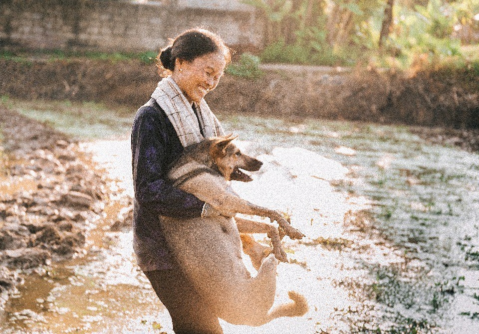 Nụ cười của người mẹ nông dân qua góc máy nhiếp ảnh trẻ - 8 Trong mắt Hùng, mẹ anh là một người vui tính, hiền lành, luôn chia sẻ cảm thông với con. Chính vì sự vất vả đó nên Hùng luôn cố gắng chụp nhiều tác phẩm khác về mẹ để lưu giữ lại những hình ảnh đẹp nhất, với niềm tự hào của một người con…