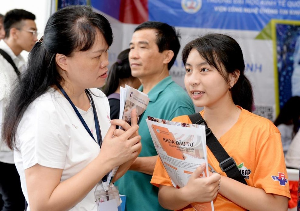 Thí sinh, phụ huynh căng thẳng tính toán... thay đổi nguyện vọng? - 1
Nhiều thí sinh băn khoăn đặt câu hỏi với Ban tư vấn trường ĐH Kinh tế quốc dân