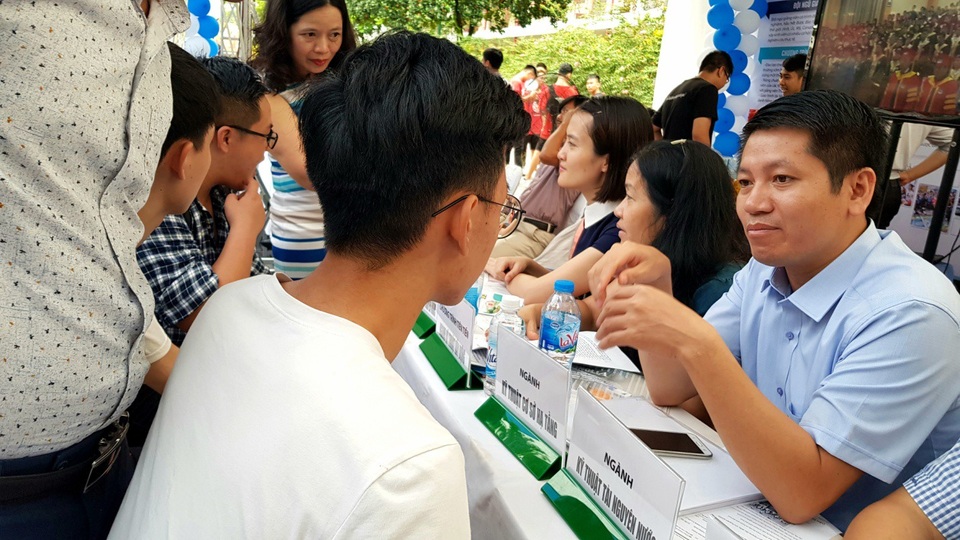 Thí sinh loay hoay trước khi điều chỉnh nguyện vọng - 2 
Gian tư vấn các ngành về kĩ thuật, kinh tế luôn được đông các thí sinh quan tâm