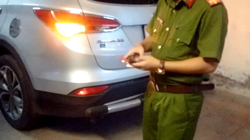 
Chiếc xe ô tô tang vật mà các đối tượng sử dụng để giao nhận hàng. Ảnh NT.
