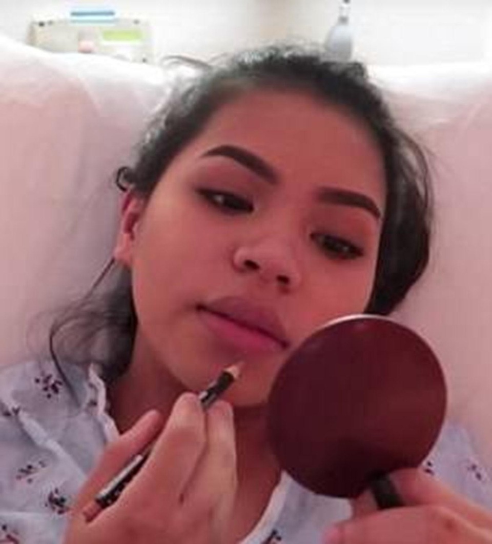 Lên cơn đau đẻ vẫn cố trang điểm đủ 14 bước để "đẹp mọi lúc mọi nơi" - 3 Tô viền môi kỹ càng