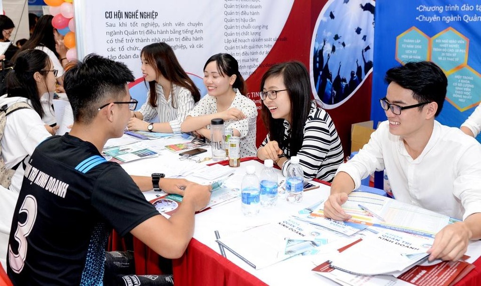 Thí sinh, phụ huynh căng thẳng tính toán... thay đổi nguyện vọng? - 4 Thí sinh, phụ huynh căng thẳng tính toán... thay đổi nguyện vọng? - 4