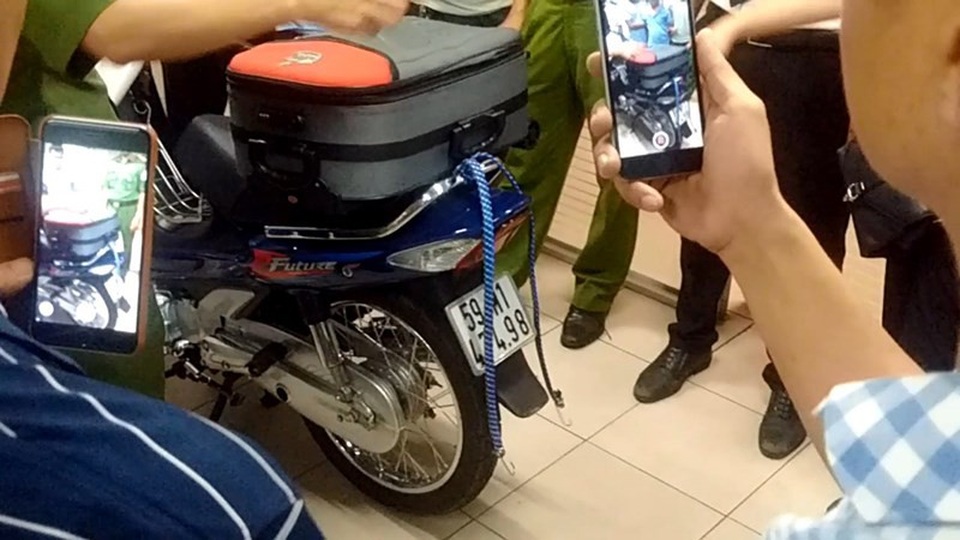 
Cảnh sát khám nghiệm tang vật. Ảnh: NT
